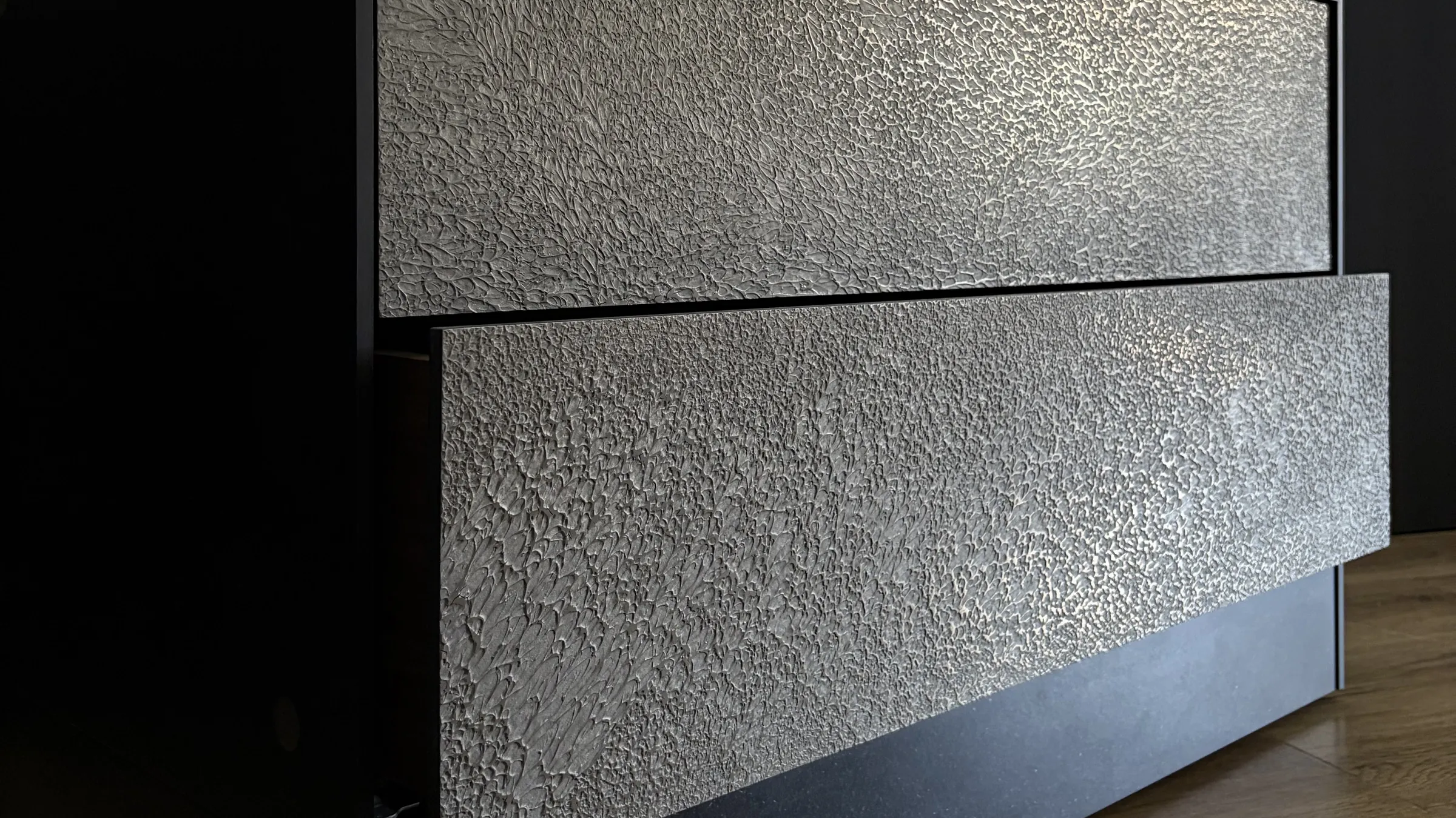 Schubkästen mit Metallspachtel-Front im Detail